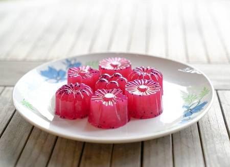 Dragon fruit (red) agar agar (Jelly) sweet dessert served in multiple shapes ready to be eaten Banque d'images - 118684441